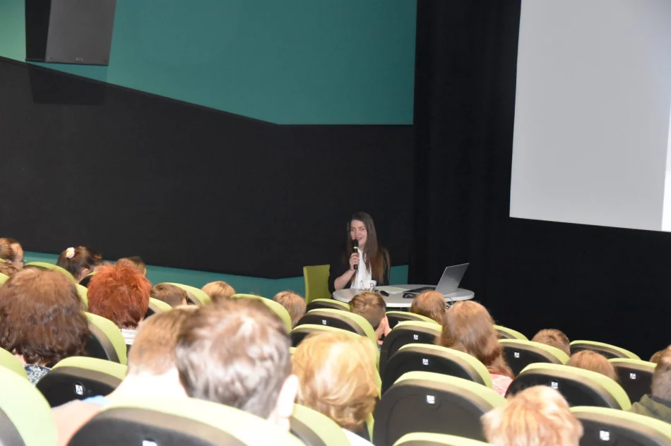 W Miejskiej Bibliotece Publicznej odbył się wykład inaugurujący projekt pt. „Pismo, książka…jak to się zaczęło?” - zdjęcie 8