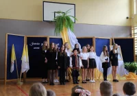 Święto szkoły w Męcinie poświęcone patronowi Janowi Pawłowi II - zdjęcie główne