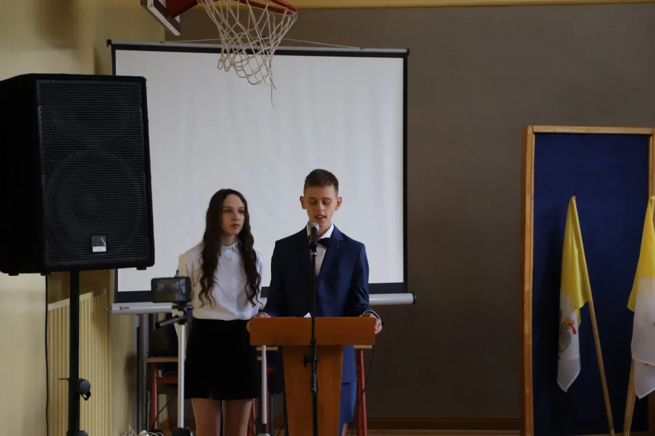 Święto szkoły w Męcinie poświęcone patronowi Janowi Pawłowi II - zdjęcie 2