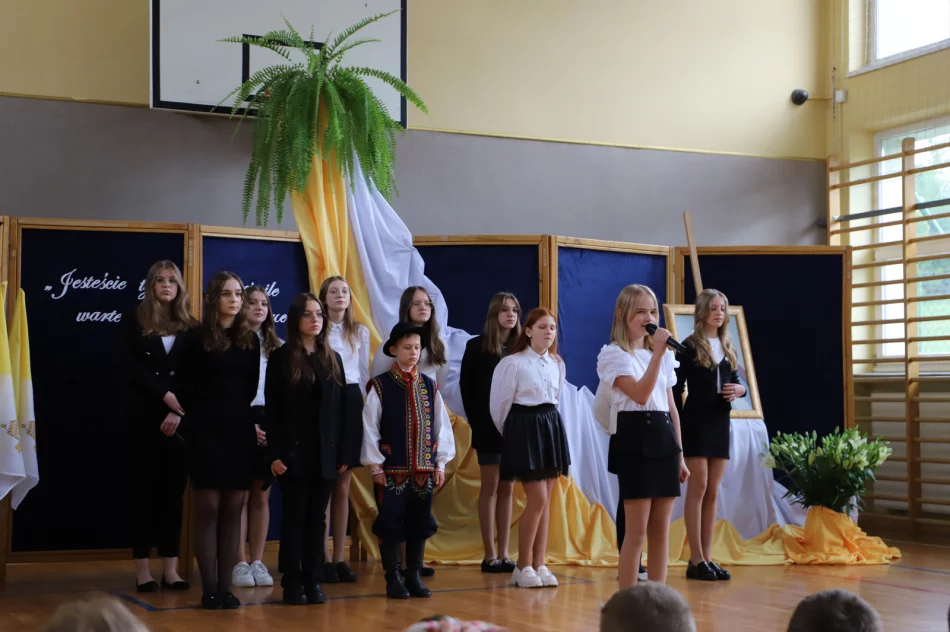 Święto szkoły w Męcinie poświęcone patronowi Janowi Pawłowi II - zdjęcie 3