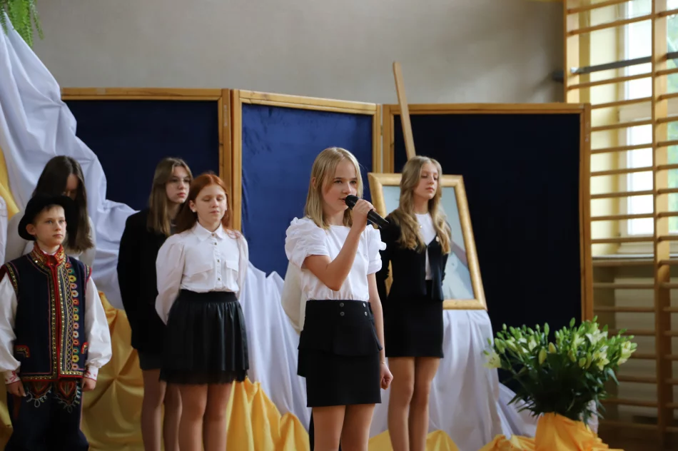 Święto szkoły w Męcinie poświęcone patronowi Janowi Pawłowi II - zdjęcie 4