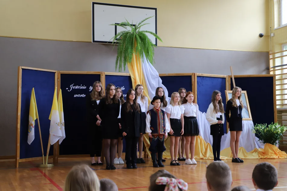 Święto szkoły w Męcinie poświęcone patronowi Janowi Pawłowi II - zdjęcie 7