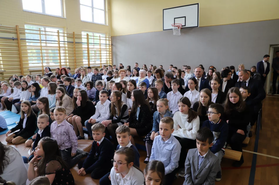 Święto szkoły w Męcinie poświęcone patronowi Janowi Pawłowi II - zdjęcie 8