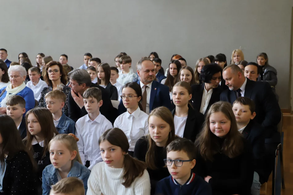 Święto szkoły w Męcinie poświęcone patronowi Janowi Pawłowi II - zdjęcie 9