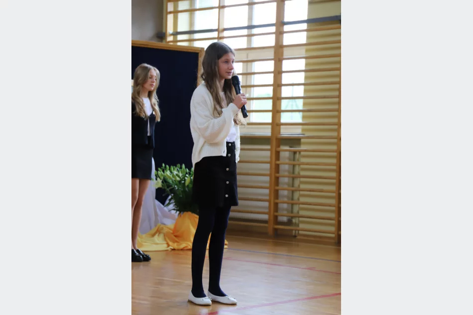 Święto szkoły w Męcinie poświęcone patronowi Janowi Pawłowi II - zdjęcie 12