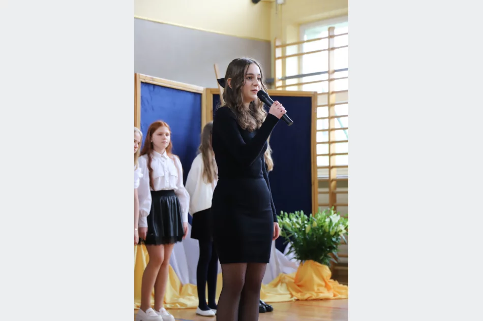 Święto szkoły w Męcinie poświęcone patronowi Janowi Pawłowi II - zdjęcie 16