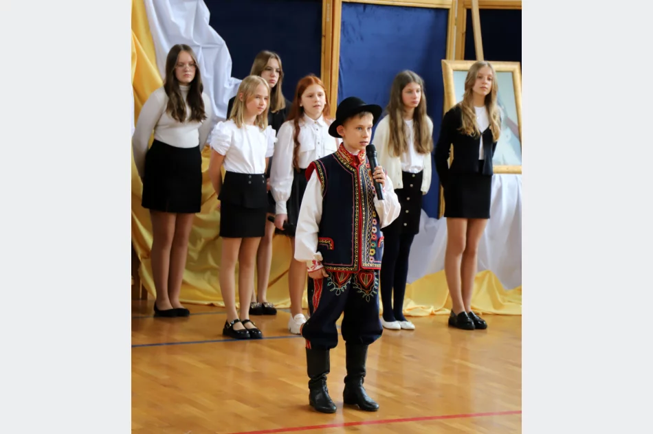 Święto szkoły w Męcinie poświęcone patronowi Janowi Pawłowi II - zdjęcie 17