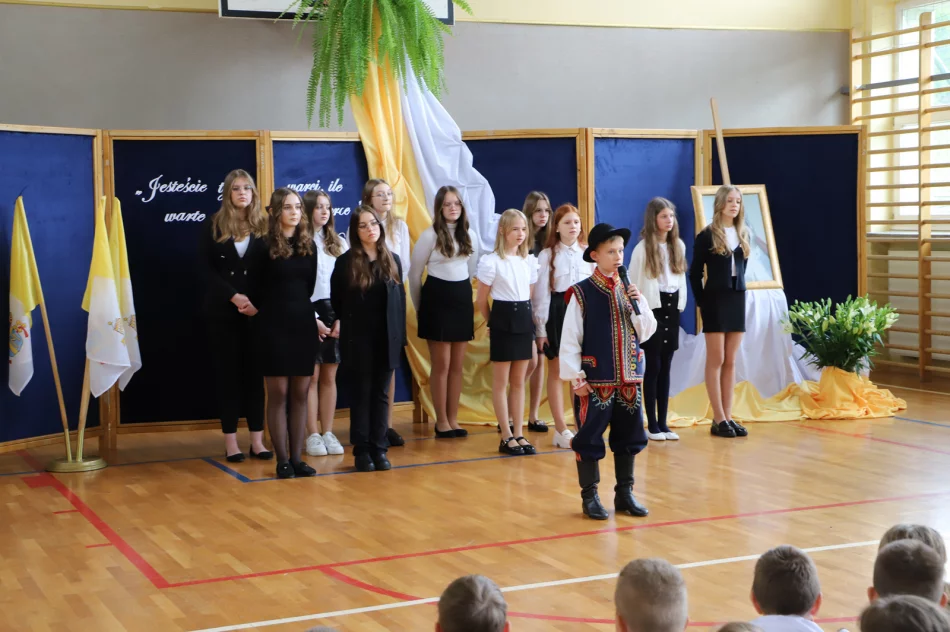 Święto szkoły w Męcinie poświęcone patronowi Janowi Pawłowi II - zdjęcie 18