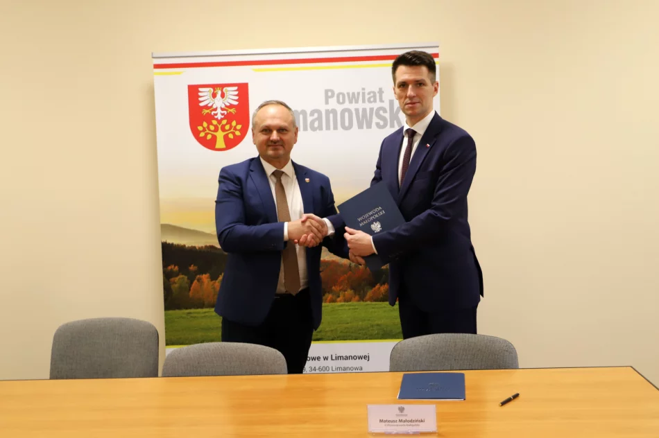 Podpisanie umowy z Wojewodą na remont drogi Rupniów – Bednarki - Zawadka - zdjęcie 2