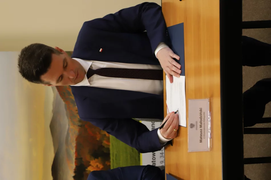 Podpisanie umowy z Wojewodą na remont drogi Rupniów – Bednarki - Zawadka - zdjęcie 6