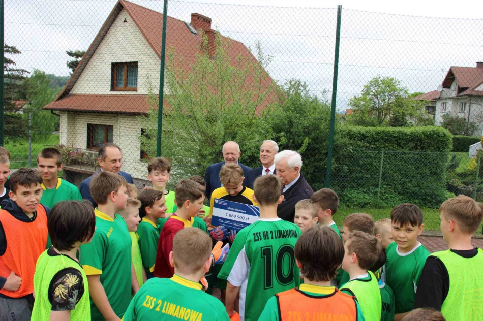 Promesę na budowę zadaszenia boiska przy Szkole Podstawowej Nr 2 w kwocie 1 869 900,00 zł odebrał Burmistrz Miasta Limanowa - zdjęcie 4