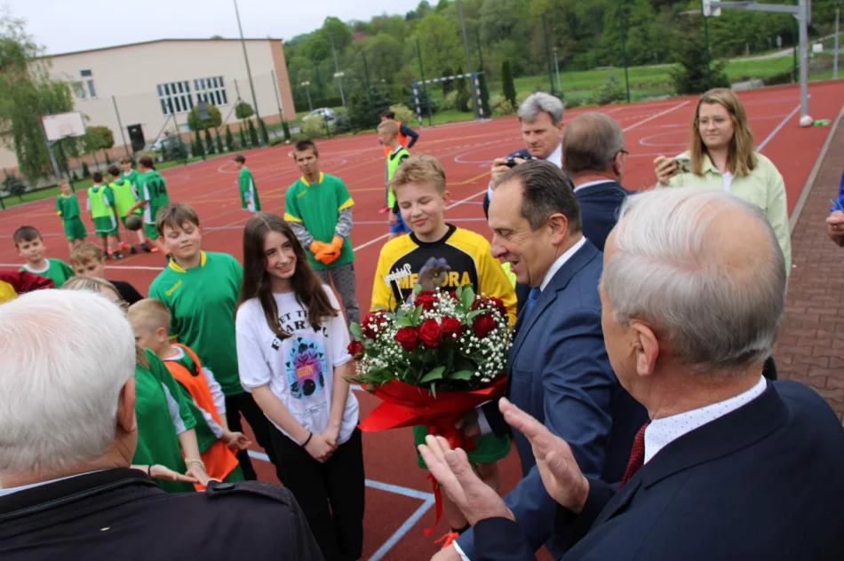 Promesę na budowę zadaszenia boiska przy Szkole Podstawowej Nr 2 w kwocie 1 869 900,00 zł odebrał Burmistrz Miasta Limanowa - zdjęcie 5