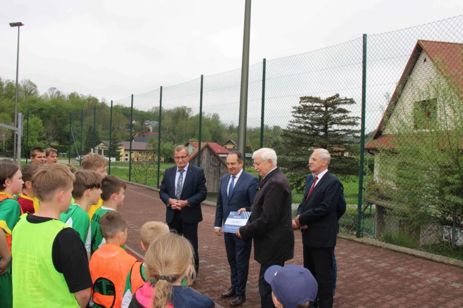 Promesę na budowę zadaszenia boiska przy Szkole Podstawowej Nr 2 w kwocie 1 869 900,00 zł odebrał Burmistrz Miasta Limanowa - zdjęcie 8