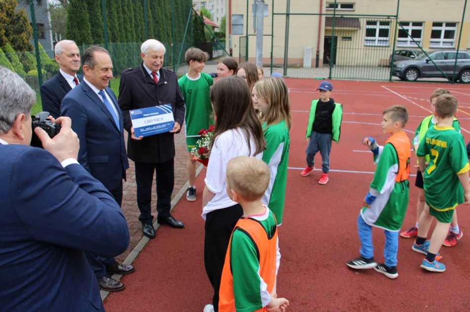 Promesę na budowę zadaszenia boiska przy Szkole Podstawowej Nr 2 w kwocie 1 869 900,00 zł odebrał Burmistrz Miasta Limanowa - zdjęcie 9