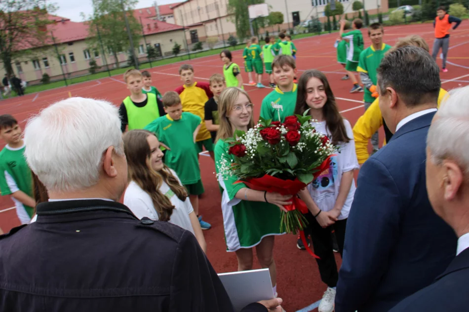 Promesę na budowę zadaszenia boiska przy Szkole Podstawowej Nr 2 w kwocie 1 869 900,00 zł odebrał Burmistrz Miasta Limanowa - zdjęcie 10