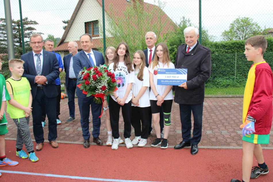 Promesę na budowę zadaszenia boiska przy Szkole Podstawowej Nr 2 w kwocie 1 869 900,00 zł odebrał Burmistrz Miasta Limanowa - zdjęcie 11