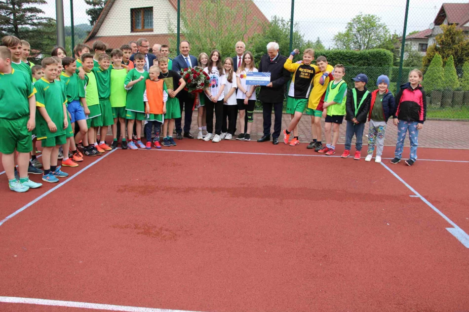 Promesę na budowę zadaszenia boiska przy Szkole Podstawowej Nr 2 w kwocie 1 869 900,00 zł odebrał Burmistrz Miasta Limanowa - zdjęcie 12