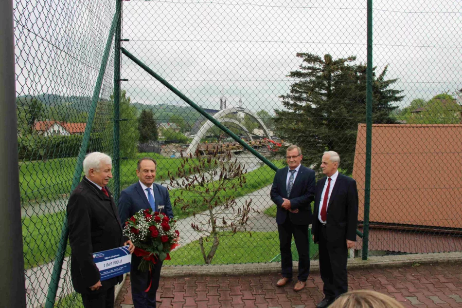 Promesę na budowę zadaszenia boiska przy Szkole Podstawowej Nr 2 w kwocie 1 869 900,00 zł odebrał Burmistrz Miasta Limanowa - zdjęcie 13