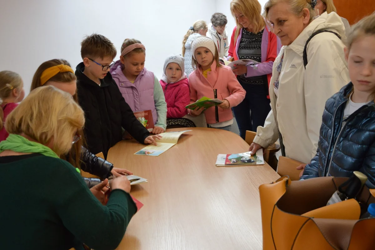 ​Ewa Stadtmüller w bibliotece