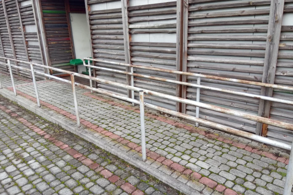 Przekazano teren budowy pod modernizację kompleksów Orlik w miejscowości Męcina i Pisarzowa. - zdjęcie 3