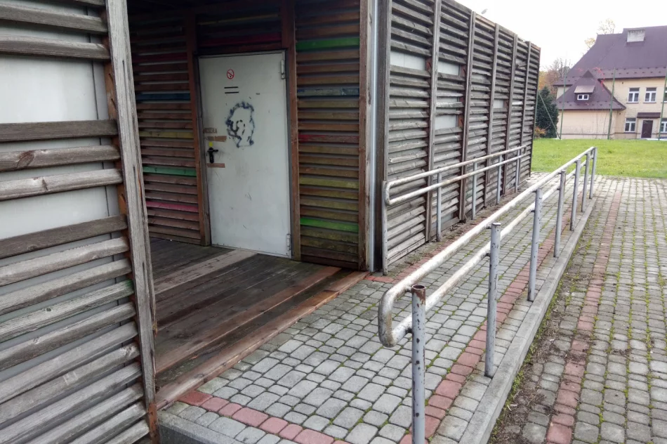 Przekazano teren budowy pod modernizację kompleksów Orlik w miejscowości Męcina i Pisarzowa. - zdjęcie 4