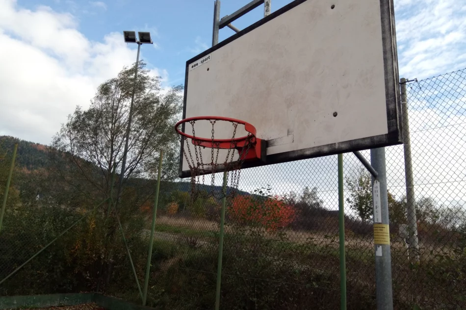 Przekazano teren budowy pod modernizację kompleksów Orlik w miejscowości Męcina i Pisarzowa. - zdjęcie 5