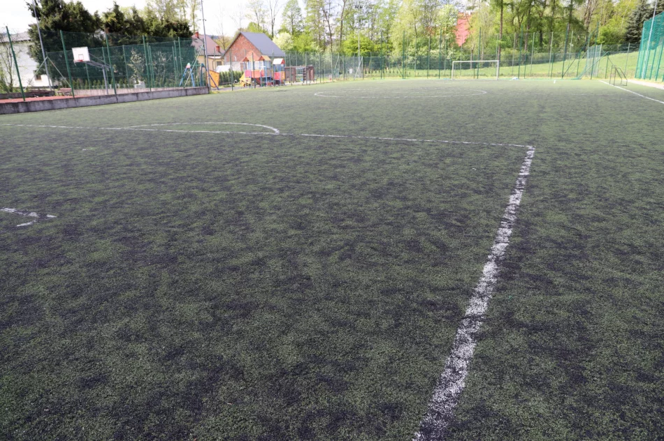 Przekazano teren budowy pod modernizację kompleksów Orlik w miejscowości Męcina i Pisarzowa. - zdjęcie 8