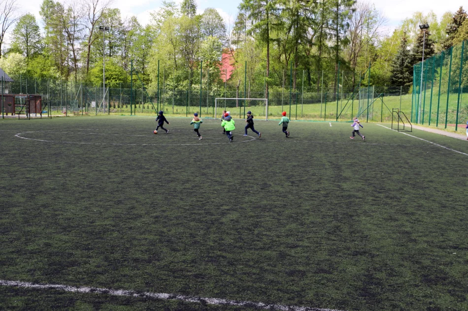 Przekazano teren budowy pod modernizację kompleksów Orlik w miejscowości Męcina i Pisarzowa. - zdjęcie 9