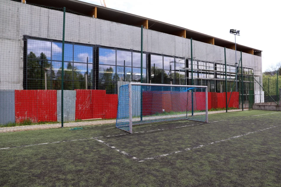 Przekazano teren budowy pod modernizację kompleksów Orlik w miejscowości Męcina i Pisarzowa. - zdjęcie 10