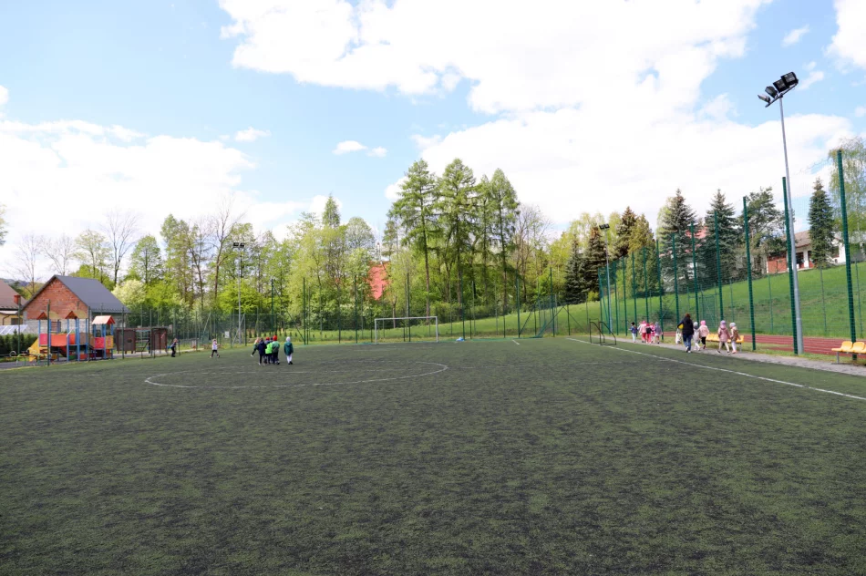 Przekazano teren budowy pod modernizację kompleksów Orlik w miejscowości Męcina i Pisarzowa. - zdjęcie 11