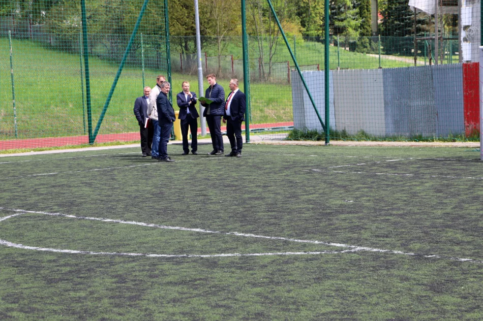 Przekazano teren budowy pod modernizację kompleksów Orlik w miejscowości Męcina i Pisarzowa. - zdjęcie 12