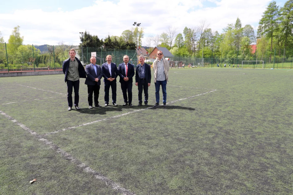 Przekazano teren budowy pod modernizację kompleksów Orlik w miejscowości Męcina i Pisarzowa. - zdjęcie 13