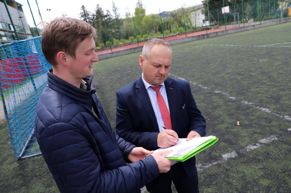 Przekazano teren budowy pod modernizację kompleksów Orlik w miejscowości Męcina i Pisarzowa. - zdjęcie 15