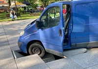 Nie posłuchała. Bus wpadł do fontanny - zdjęcie główne