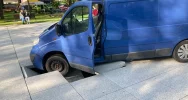 Nie posłuchała. Bus wpadł do fontanny - zdjęcie 2