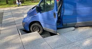 Nie posłuchała. Bus wpadł do fontanny - zdjęcie 3