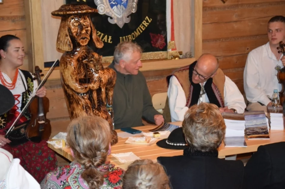 Spotkanie autorskie w "Ciyniu Bulandy" - zdjęcie 6