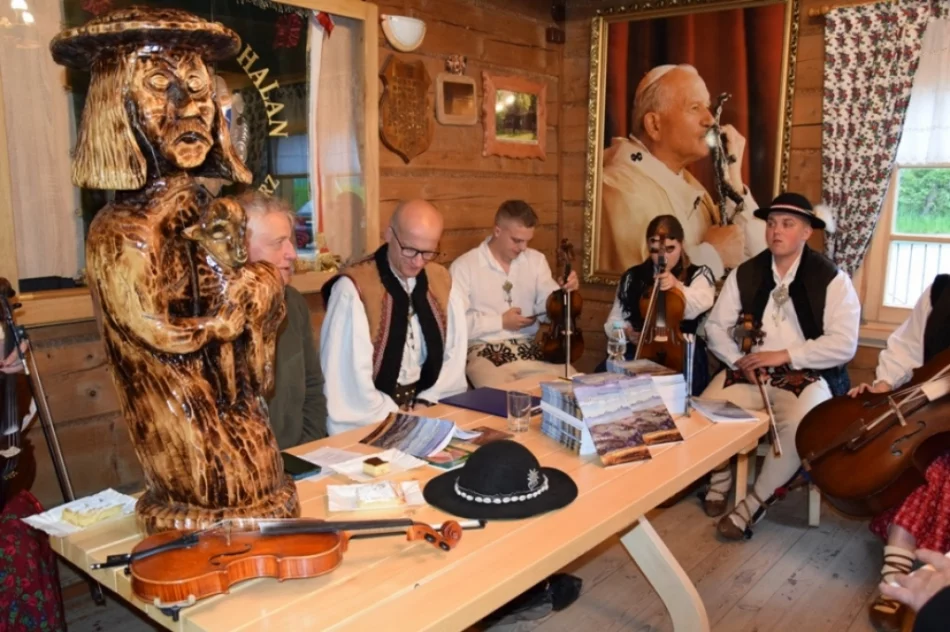 Spotkanie autorskie w "Ciyniu Bulandy" - zdjęcie 18