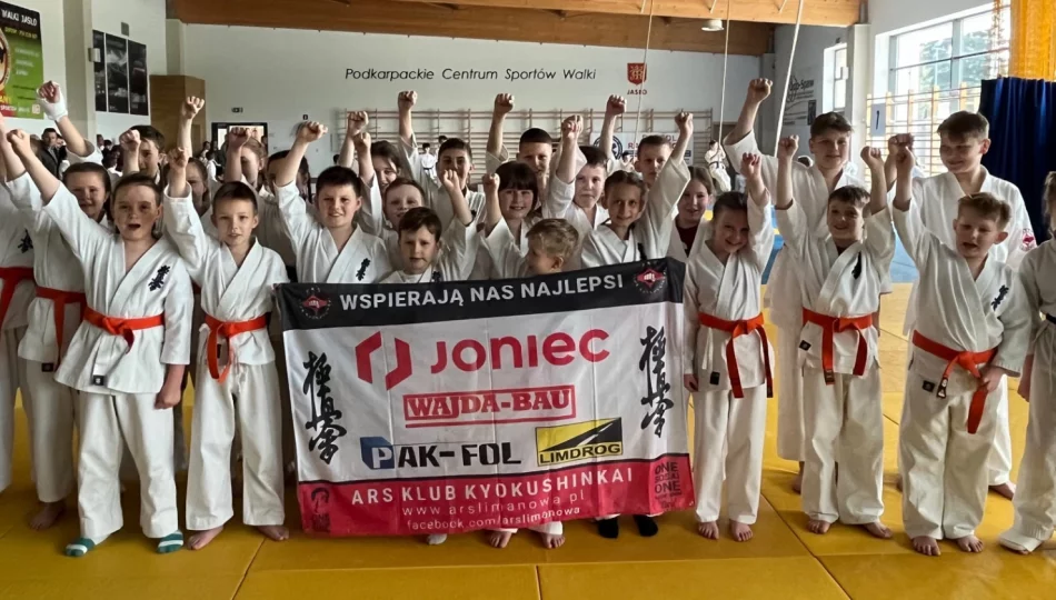 Tytuł „najlepszy zawodnik turnieju” i 13 medali wywalczyli w Jaśle najmłodsi karatecy ARS Klub Kyokushinkai - zdjęcie 1