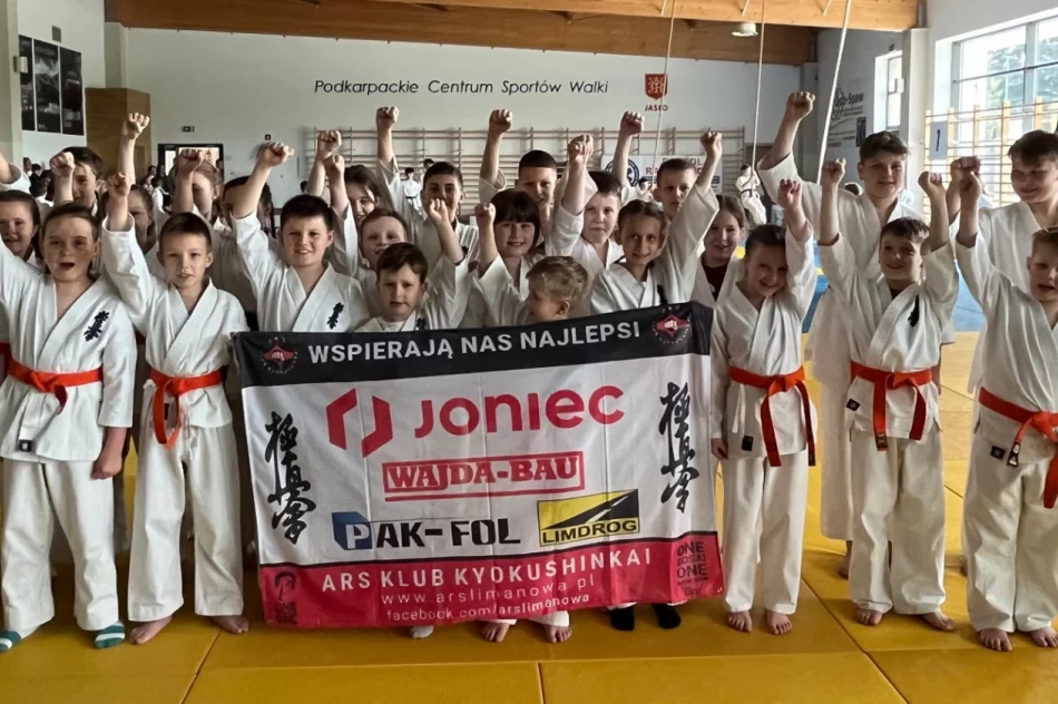 Tytuł „najlepszy zawodnik turnieju” i 13 medali wywalczyli w Jaśle najmłodsi karatecy ARS Klub Kyokushinkai - zdjęcie 2