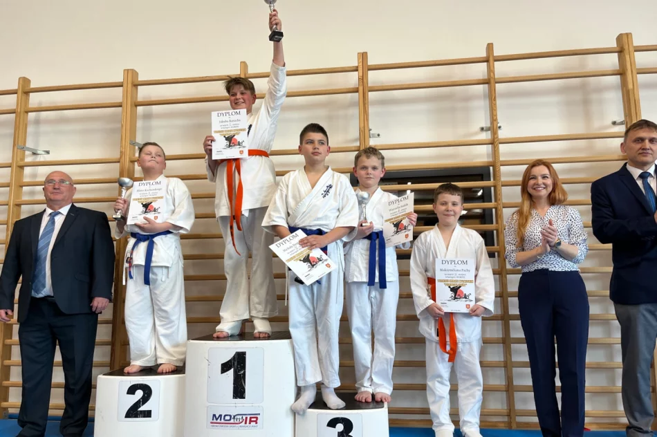 Tytuł „najlepszy zawodnik turnieju” i 13 medali wywalczyli w Jaśle najmłodsi karatecy ARS Klub Kyokushinkai - zdjęcie 3