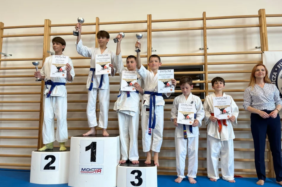 Tytuł „najlepszy zawodnik turnieju” i 13 medali wywalczyli w Jaśle najmłodsi karatecy ARS Klub Kyokushinkai - zdjęcie 5