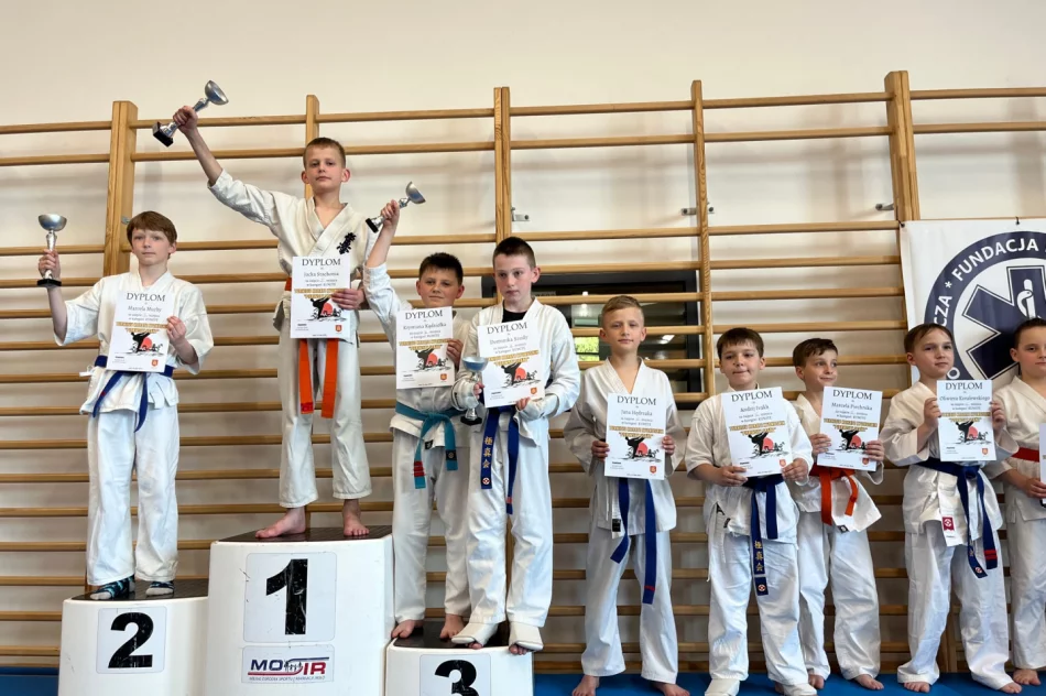 Tytuł „najlepszy zawodnik turnieju” i 13 medali wywalczyli w Jaśle najmłodsi karatecy ARS Klub Kyokushinkai - zdjęcie 8