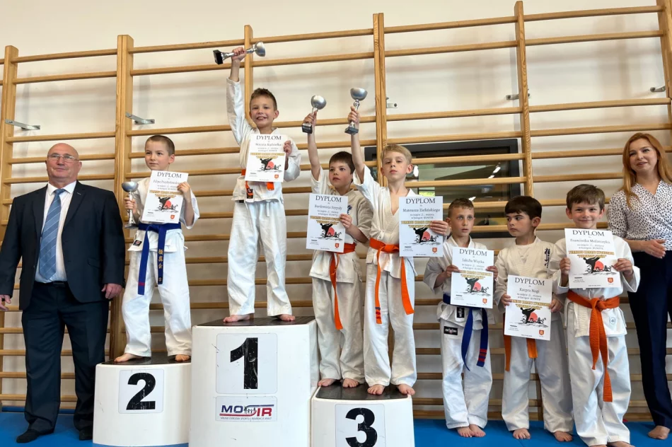 Tytuł „najlepszy zawodnik turnieju” i 13 medali wywalczyli w Jaśle najmłodsi karatecy ARS Klub Kyokushinkai - zdjęcie 10