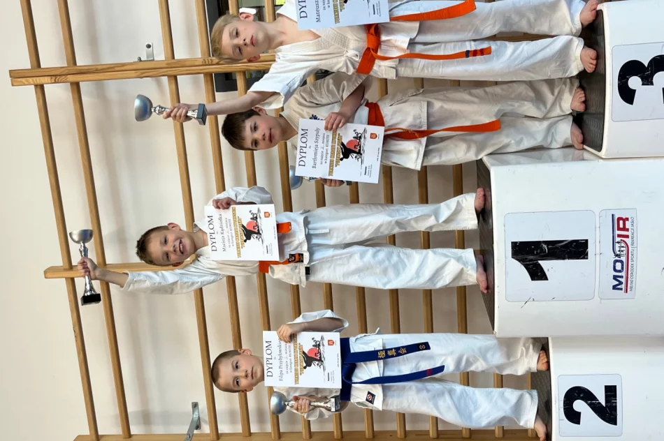 Tytuł „najlepszy zawodnik turnieju” i 13 medali wywalczyli w Jaśle najmłodsi karatecy ARS Klub Kyokushinkai - zdjęcie 11