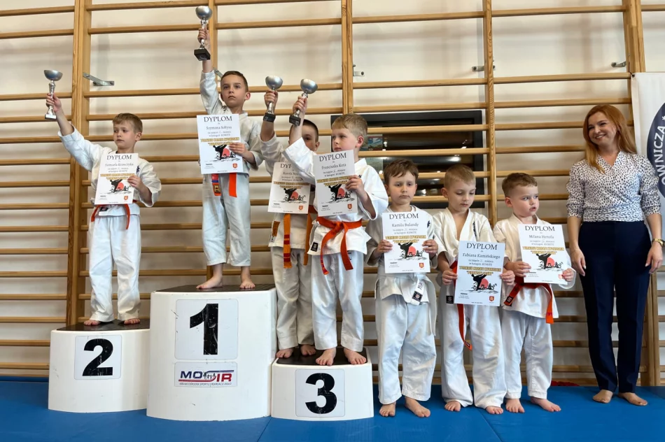 Tytuł „najlepszy zawodnik turnieju” i 13 medali wywalczyli w Jaśle najmłodsi karatecy ARS Klub Kyokushinkai - zdjęcie 12