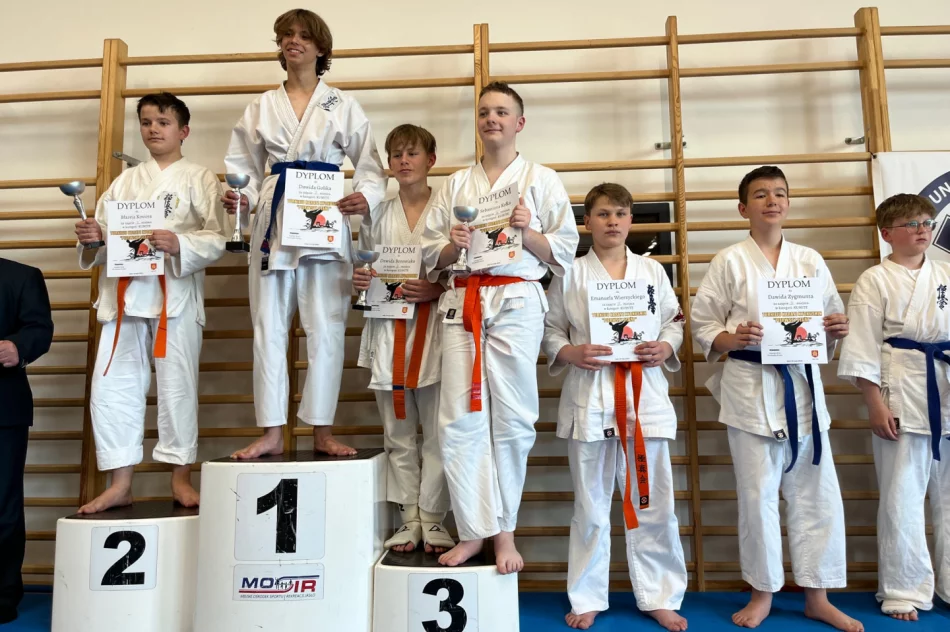 Tytuł „najlepszy zawodnik turnieju” i 13 medali wywalczyli w Jaśle najmłodsi karatecy ARS Klub Kyokushinkai - zdjęcie 13