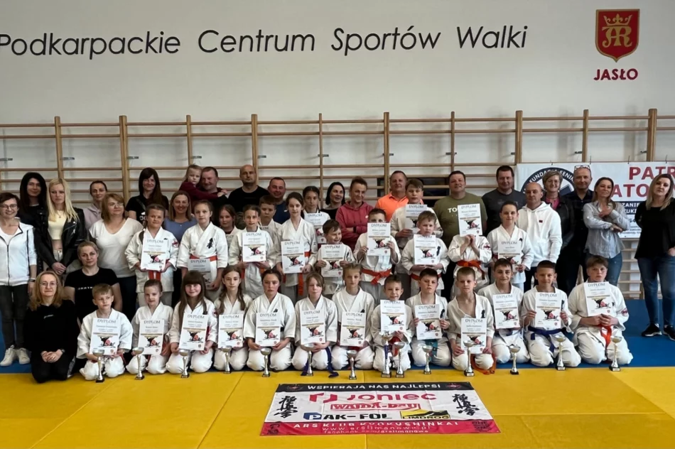 Tytuł „najlepszy zawodnik turnieju” i 13 medali wywalczyli w Jaśle najmłodsi karatecy ARS Klub Kyokushinkai - zdjęcie 18