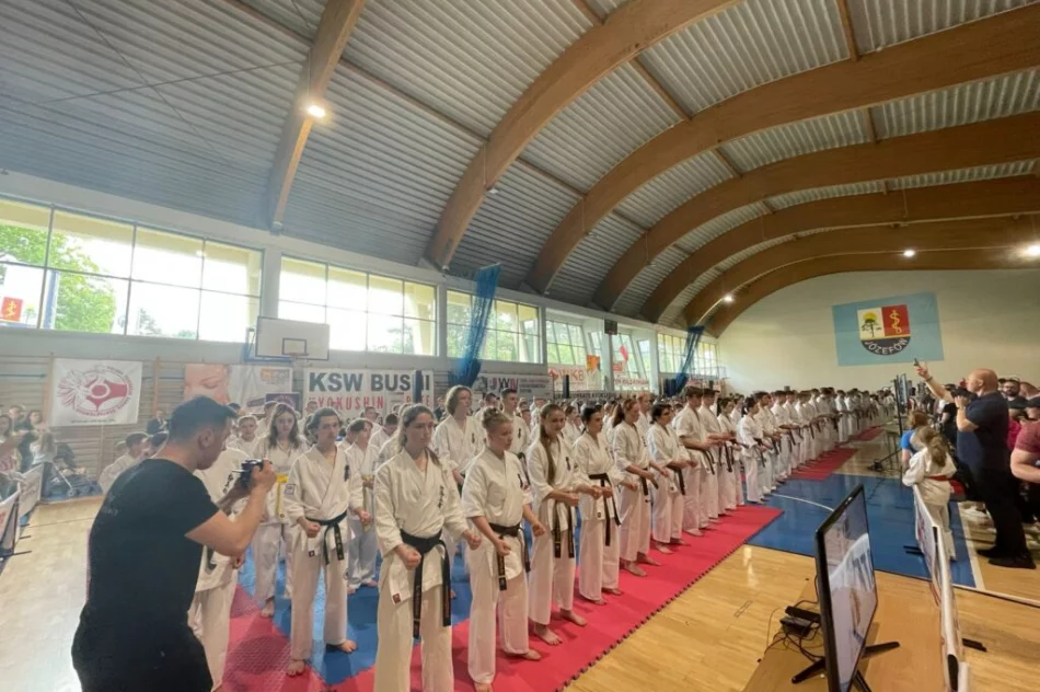 8 medali dla zawodników Limanowskiego Klubu Kyokushin Karate podczas Turnieju w Józefowie - zdjęcie 17