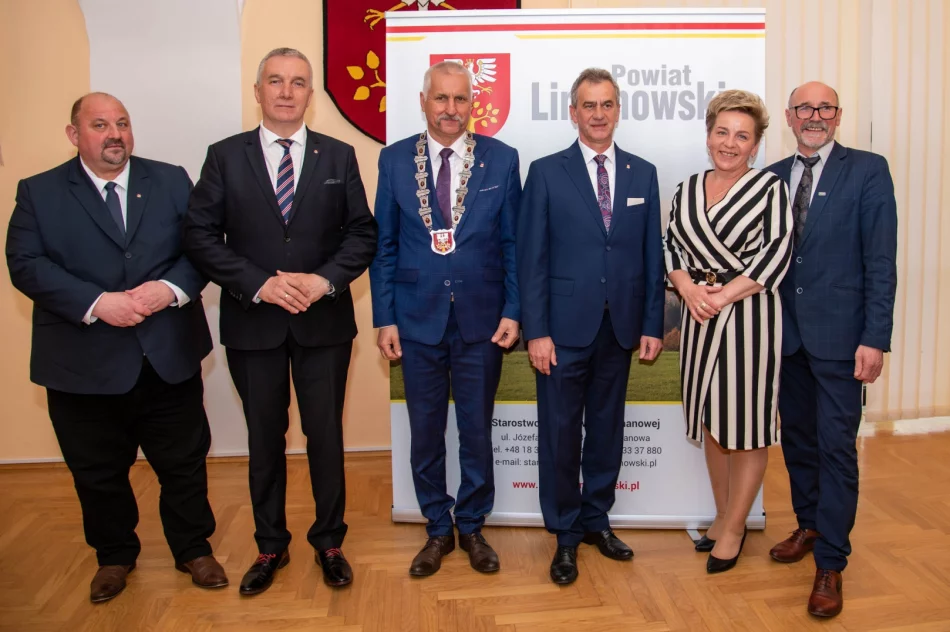 Powiat jak „wóz drabiniasty” i rozmowy “o pierdołach” - niejednogłośne wotum zaufania - zdjęcie 4